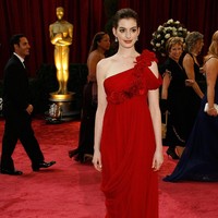 Anne Hathaway berbalut gaun merah Marchesa di karpet merah Oscars 2008.Foto: Getty Images