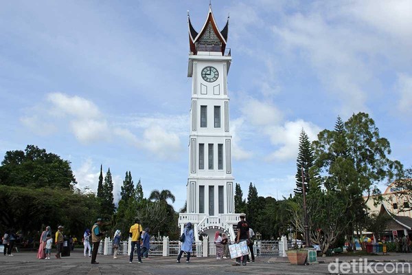 Potret Lebih Dekat dengan Big Ben Indonesia di Bukittinggi