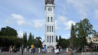 Fakta unik dari Jam Gadang adalah disebut ada kemiripan dengan Big Ben di Inggris. Juga mesin jam yang bernama Brixlion juga dibuat oleh orang yang sama, yakni Bernard Vortmann. Saat ini, mesin jam itu hanya ada dua di dunia, di Jam Gadang dan Big Ben. ( Johanes Randy)