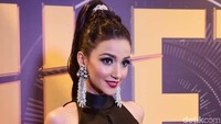 Tambahan anting-anting dan tas yang dibawanya juga menyempurnakan penampilannya. Foto: Noel/detikHOT