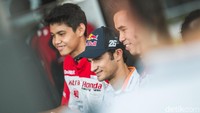 Tampak Pedrosa  berdiri di tengah para bikers.