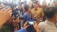 Selepas itu, Anies dan Sandi berkeliling di Balai Kota. Setiba di halaman Balai Kota, Anies dan Sandi menyapa petugas kebersihan yang sedang membersihkan halaman dan membawa anak (Foto: Marlinda Oktavia Erwanti/detikcom)