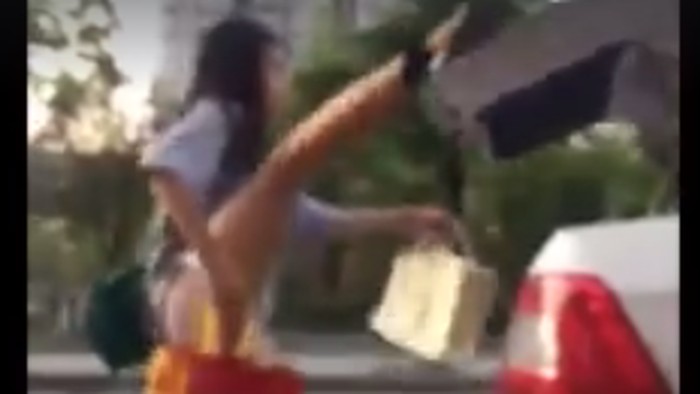 Aksi Akrobatik Cewek-cewek Tutup Bagasi Mobil Pakai Kaki