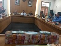 Kejaksaan Kembalikan Uang Rp 9,4 M Sitaan Kasus Bansos Bandung