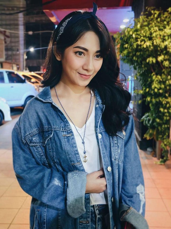 Dinda Kirana meski usianya tergolong belia namun ia telah membintangi hampir 70 judul FTV. Artis cantik kelahiran Tasikmalaya, 22 tahun lalu itu dikenal luas setelah membintangi sinetron Kepompong. Foto: Instagram