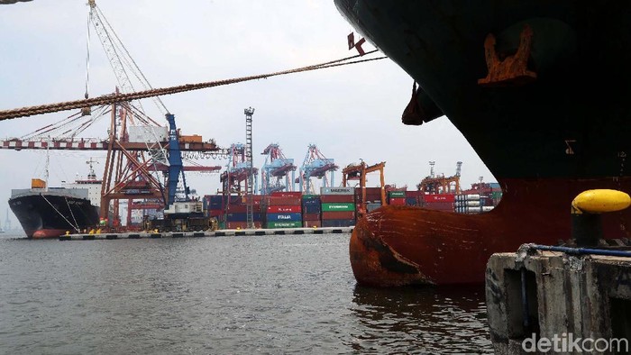 Dwelling Time di Tanjung Priok Kurang Dari 3 Hari

Beberapa kapal barang tampak menunggu giliran masuk di Pelabuhan Tanjung Priok, Jakarta Utara, Selasa (17/10/2017).  
Direktur Utama PT Pelabuhan Indonesia II (Persero) Elvyn G. Masassya, mengatakan waktu tunggu petikemas di pelabuhan atau dwelling time saat ini sudah di bawah tiga hari. Grandyos Zafna/detikcom

-. Pasalnya, kapal-kapal yang tiba di pelabuhan tak lagi menggunakan dokumen fisik dalam proses pengeluaran barang. Pelabuhan Tanjung Priok sudah beroperasi inaportnet sejak akhir tahun lalu sehingga pengurusan barang semuanya online.

-. Selain itu, sistem pembayaran juga tidak menggunakan uang tunai. Para pengguna jasa pelabuhan bisa memanfaatkan layanan e-billing yang dapat di cetak di kantor masing-masing.

-. Perseroan membutuhkan lebih banyak sumber daya manusia yang profesional dalam mengelola pelabuhan, sehingga dwelling time dapat dipangkas lebih signifikan. Apalagi, pemerintah menargetkan Pelabuhan Tanjung Priok, Jakarta, menjadi pelabuhan transhipment terbesar di kawasan Asia.