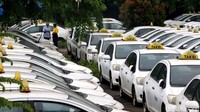 Beberapa perusahaan taksi konvensional belakangan ini babak belur dengan kehadiran taksi online. Dengan kemudahan pemesanan dan tarif yang lebih murah, taksi online mampu menggeser para taksi konvensional.
