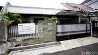 Rumah tersebut beralamat di Jalan Pratama II Blok D Kavling nomor 20, Kelurahan Jati, Kecamatan Pulo Gadung, Jakarta Timur. Rumah itu tampak sepi, pintu gerbangnya terlihat digembok.