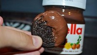 Oreo makin enak dengan cocolan Nutella. Legit manisnya krim putih pada biskuit ini nikmat berpadu selai cokelat hazelnut! Foto: Istimewa