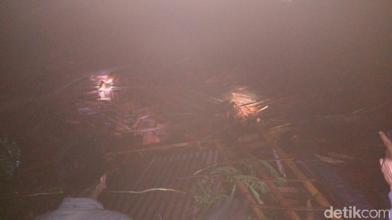 Longsor di Jember, 3 Orang Dilaporkan Tertimbun Longsor di Jember, 3 Orang Dilaporkan Tertimbun