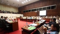 Suasana rapat kerja antara Menteri LHK Siti Nurbaya, Mentan Amran Sulaiman, dan Komisi IV DPR.