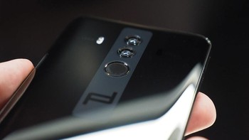 Kemudian desainnya ada pernak pernik Porsche Design yang eksklusif. Foto: Pocket Lint