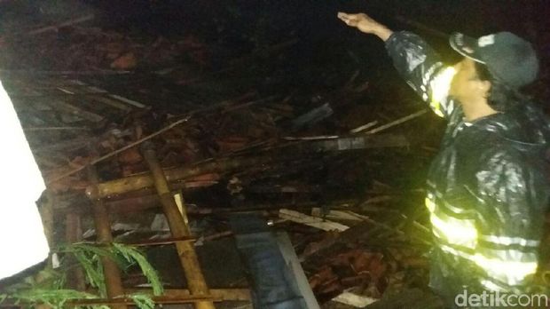 Longsor menimbun dua buah rumah