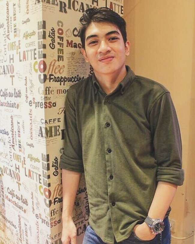 Setelah lebih dari sepuluh tahun berlalu, Fachri kini menjelma jadi pemuda yang ganteng. Kamu pasti setuju jika semakin dewasa kegantengannya ini semakin bertambah. Foto: Instagram