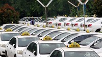 PT Express Transindo Utama Tbk (TAXI) mencatat, perusahaan telah melakukan PHK terhadap 400 karyawan hingga 30 September 2017. CEO Express Transindo Utama, Benny Setiawan mengatakan, karyawan yang dipangkas kebanyakan adalah karyawan support alias pendukung operasi.