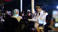 Wagub DKI Jakarta yang baru Sandiaga Uno bersama  Istri berada di atas panggung untuk menyapa semua pengujung yang datang pada malam itu. Foto: Rima Olyvia