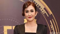 Nafa hanya sedikit memperlihatkan senyum di bibirnya. Foto: Noel/detikHOT