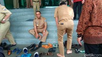 Usai dari Dinas UMKM, Anies-Sandi salat berjamaah di Masjid Balai Kota DKI (Foto: Mochammad Zhacky-detikcom)