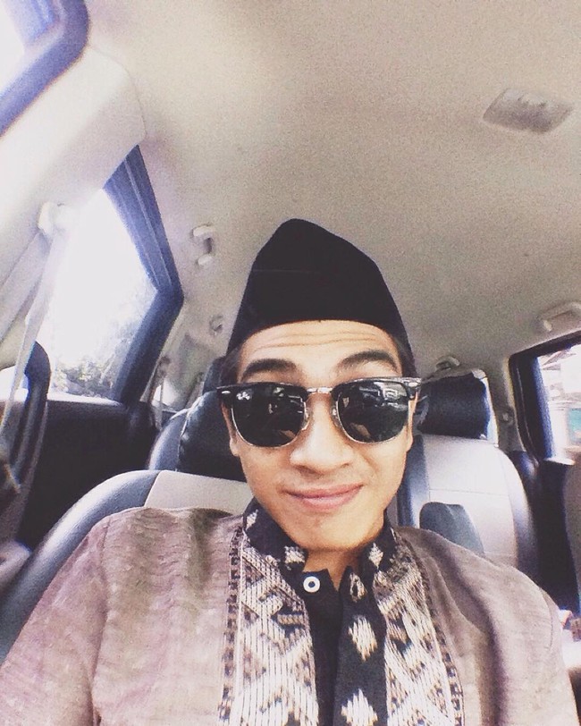 Banyak netizen memuji kegantengan Fachri saat mengenakan baju koko dengan peci dan kacamata hitam. Ini entong ganteng pisannn, komentar netizen Anggi Septia Aryani di akun Instagramnya. Foto: Instagram