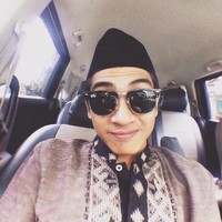 Banyak netizen memuji kegantengan Fachri saat mengenakan baju koko dengan peci dan kacamata hitam. Ini entong ganteng pisannn, komentar netizen Anggi Septia Aryani di akun Instagramnya. Foto: Instagram