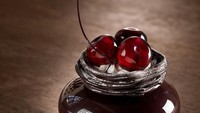 Adalah Shayna Leib, seniman yang membuat deretan French dessert berbahan kaca. Seri karyanya ini dinamai Patisserie. Leib memanfaatkan kaca dan porselen sebagai bahan utamanya.