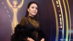 Gaya Busana Denada yang Nyentrik dengan Bra di Luar