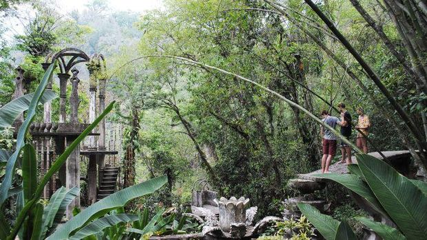 Taman bermain itu diciptakan oleh seniman Edward James