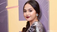Syifa Hadju mengenakan gaun yang mengkilap membuatnya terlihat mencolok. Foto: Noel/detikHOT