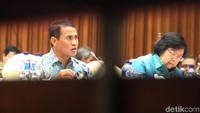 Menteri Pertanian Amran Sulaiman (kiri) serta Menteri Lingkungan Hidup dan Kehutanan Siti Nurbaya (kanan) menghadiri rapat di Komisi IV DPR, Selasa (17/10/2017).