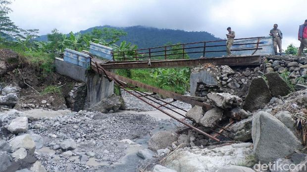 Jembatan putus di Banjarnegara
