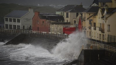 Foto: Amukan Badai Ophelia di Irlandia yang Tewaskan 3 Orang