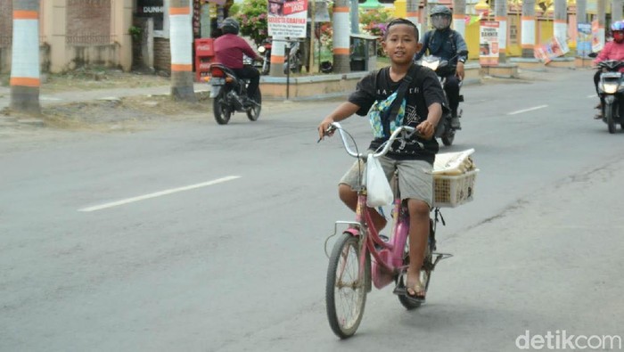 April, Bocah Kelas 6 SD Jualan Makanan Keliling Rembang