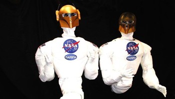 NASA menciptakan robot humanoid bernama Robonaut 1. Tampangnya berkepala emas tapi badannya diselimuti baju antariksa. (Foto: Internet)