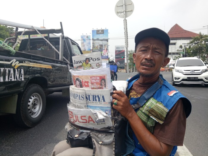 Viral Cara Penjual Koran Di Surabaya Menyampaikan Curhatnya