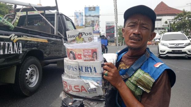 Wilem setiap harinya berjualan koran selama 10 jam