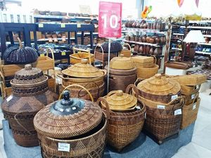 Dekorasi Etnik di Pasar Kaget Batik Transmart Carrefour