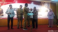 Anies dan Sandiaga mengunjungi Dinas UMKM di Kelapa Gading sekaligus menyerahkan sertifikat nomor induk koperasi kepada tiga koperasi di Jakarta. (Foto: Marlinda-detikcom)