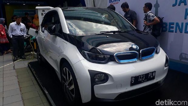 PLN Pamer SPBU Bisa Ngecas Motor  Hingga Mobil Listrik  BMW 