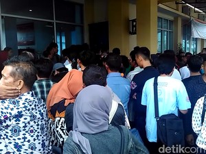 Antrean Pengurusan e-KTP di Dispendukcapil Kabupaten Blitar Ricuh