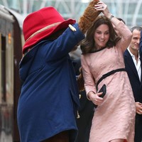 Menyesuaikan dengan ornamen belt dan garis leher warna hitam pada gaun, Kate lantas memakai sepatu pump dengan hak tebal atau block heels yang menunjang penampilan elegannya. Dalam sepatu hak tingginya, ia bisa bergerak bebas, bahkan menari dengan beruang ikonik asal Inggris, Paddington. Foto: Dok. Getty Images