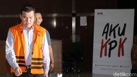 Andi Narogong keluar gedung KPK usai menjalani pemeriksaan.