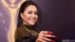 Gaya Busana Denada yang Nyentrik dengan Bra di Luar
