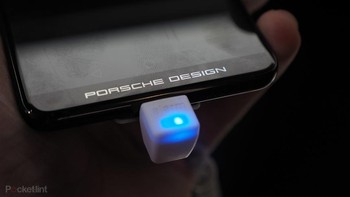Tampak logo Porsche Design yang sangat kentara. Foto: Pocket Lint