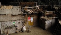 Di dalam gua terdapat rumah-rumah kayu yang sengaja dibangun untuk tempat tinggal. Foto: pulsk.com
