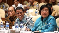 Menteri Pertanian Amran Sulaiman tersenyum di sela-sela rapat.