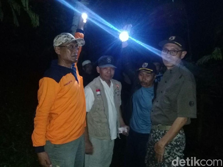 3 Warga Jember Tertimbun Longsor, Pencarian Dilanjutkan 3 Warga Jember Tertimbun Longsor, Pencarian Dilanjutkan