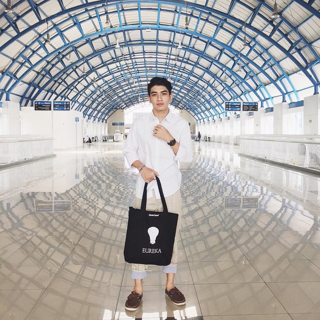 Gaya busana yang stylish dan kekinian yang dikenakan oleh Fachri ini pun semakin membuat dirinya terlihat lebih menawan. Foto: Instagram