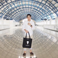 Gaya busana yang stylish dan kekinian yang dikenakan oleh Fachri ini pun semakin membuat dirinya terlihat lebih menawan. Foto: Instagram