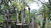 Susunan bangunan, patung juga jalan yang membentuk labirin itu dihubungkan dengan aliran air terjun di area seluas 20 hektar (Matthew O’NeilCNN Style)