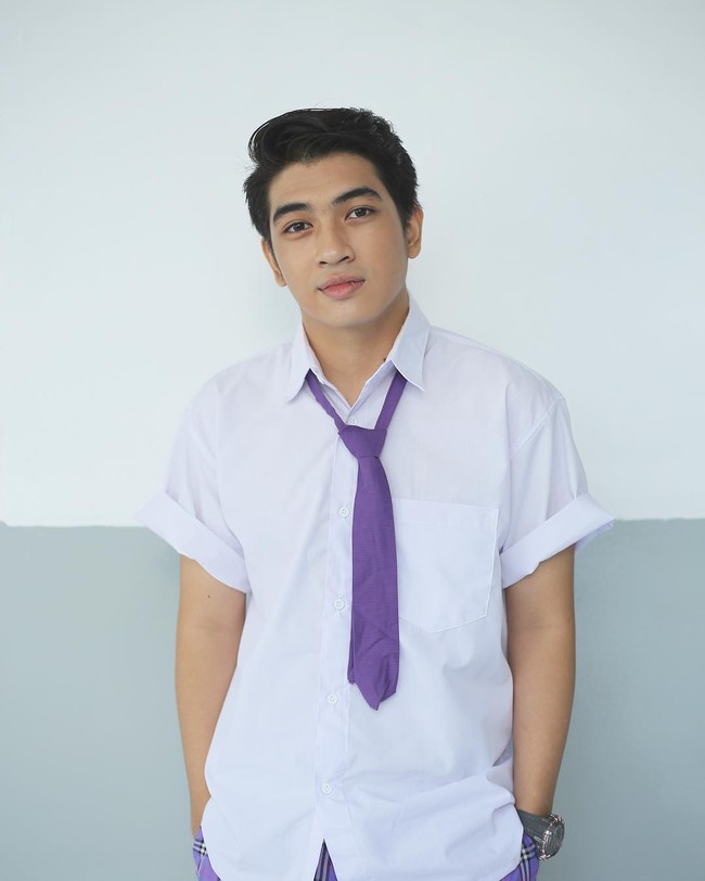 Meski telah berusia 21 tahun dan menjadi mahasiswa, Fachri juga masih pantas memerankan anak SMA dan memakai seragam sekolah. Foto: Instagram